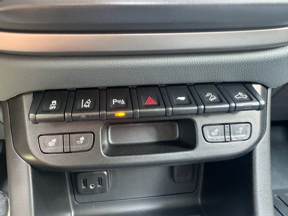 2021 Chevrolet Colorado — photo 32 of 38