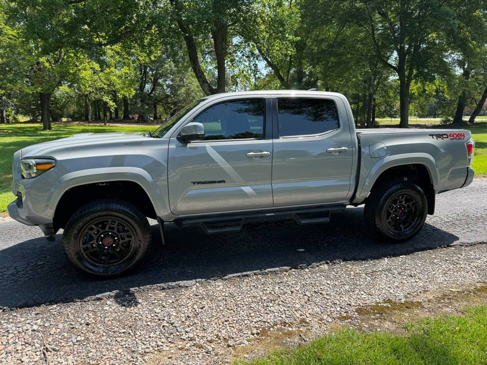 2020 Toyota Tacoma 4WD — photo 3 of 44