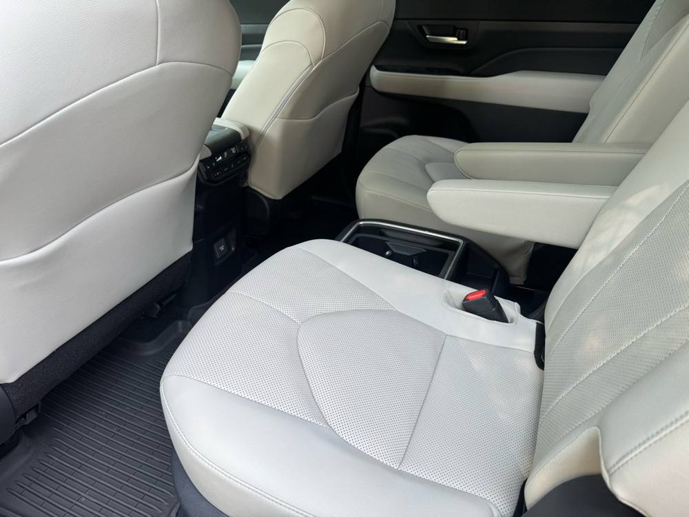 2024 Toyota Grand Highlander — photo 18 of 45