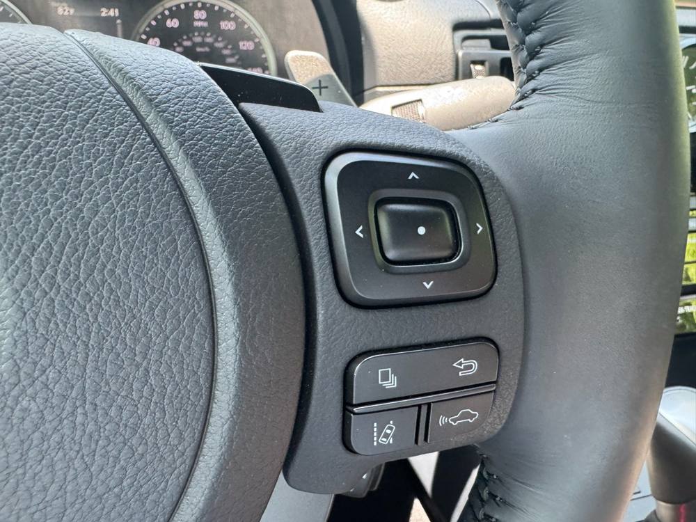 2023 Lexus IS — photo 13 of 42