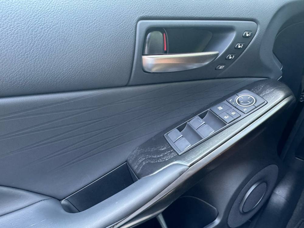 2023 Lexus IS — photo 16 of 42
