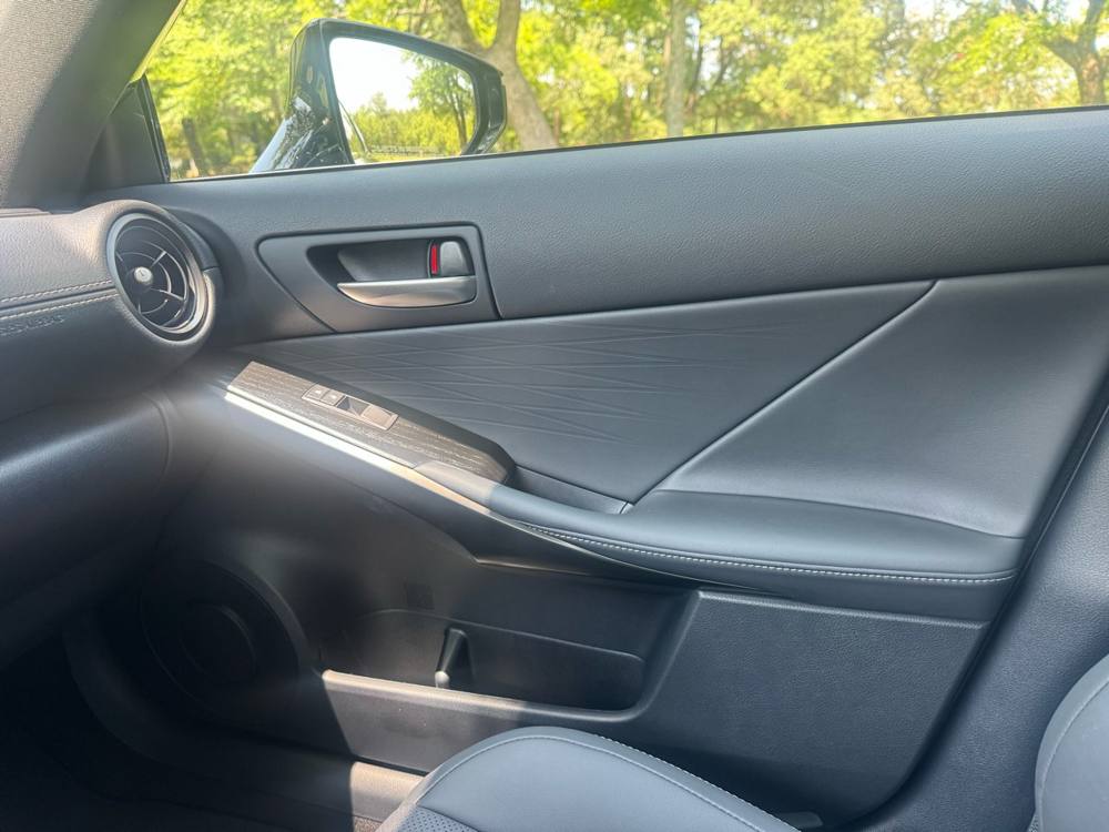 2023 Lexus IS — photo 17 of 42