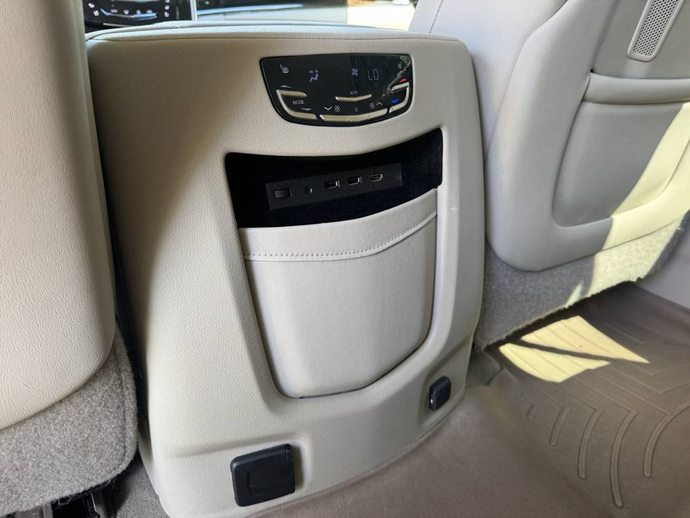 2019 Cadillac Escalade ESV — photo 18 of 41