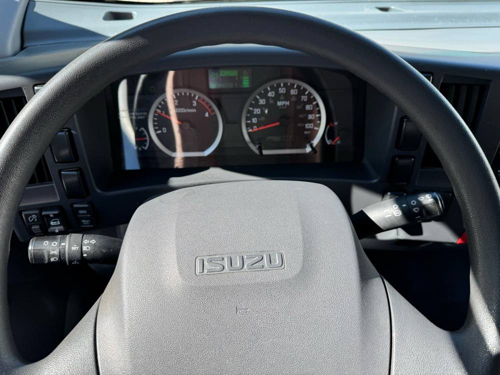 2017 Isuzu NRR DSL REG AT — photo 15 of 28