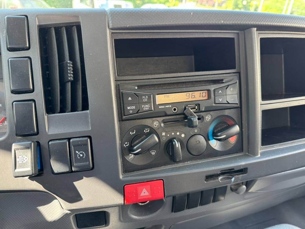 2017 Isuzu NRR DSL REG AT — photo 20 of 28