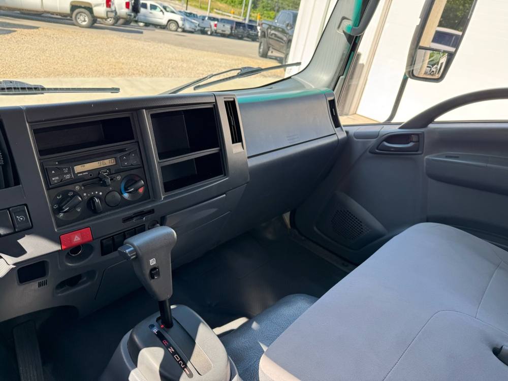 2017 Isuzu NRR DSL REG AT — photo 23 of 28