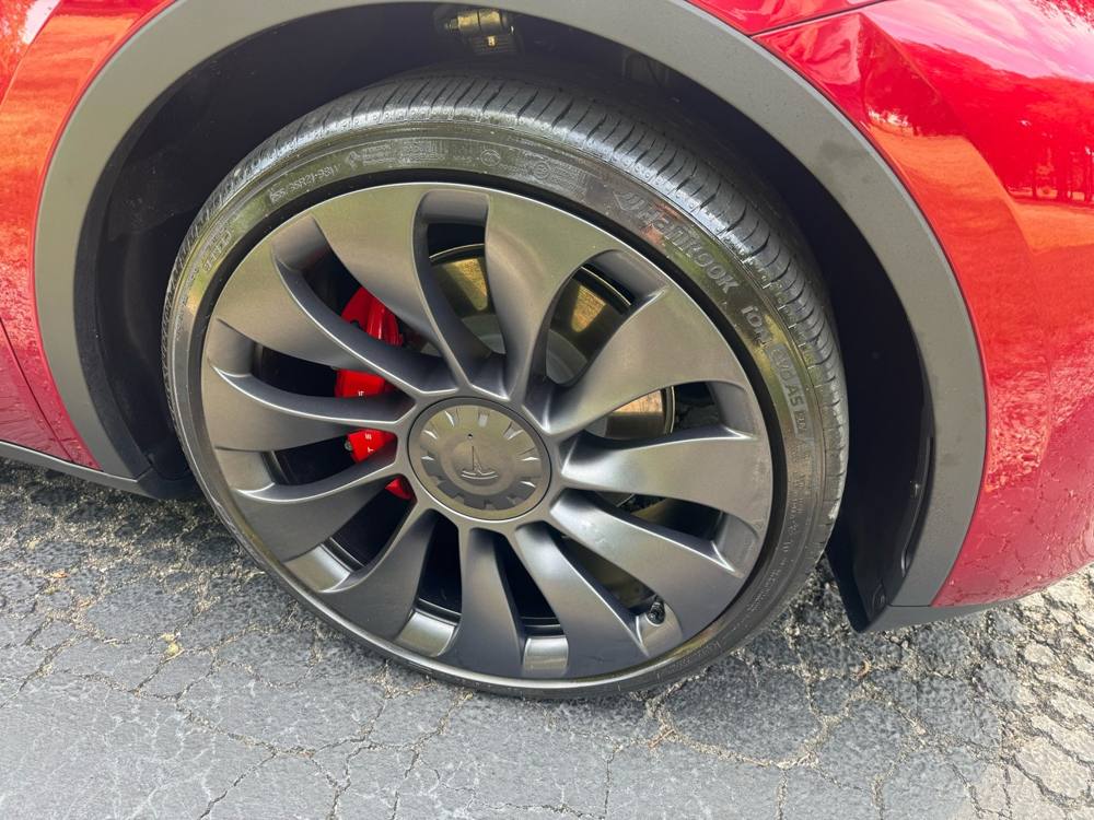 2024 Tesla Model Y — photo 11 of 27