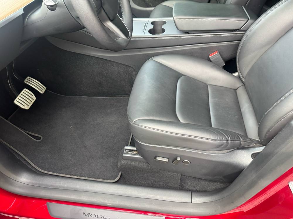 2024 Tesla Model Y — photo 18 of 27
