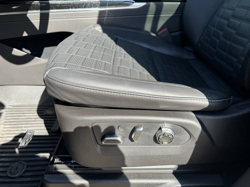 2025 Cadillac Escalade — photo 18 of 48