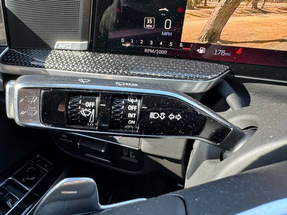 2025 Cadillac Escalade — photo 32 of 48