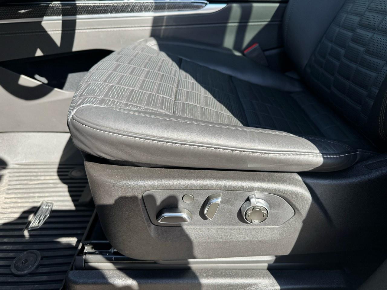 2025 Cadillac Escalade V-Series - Photo 18