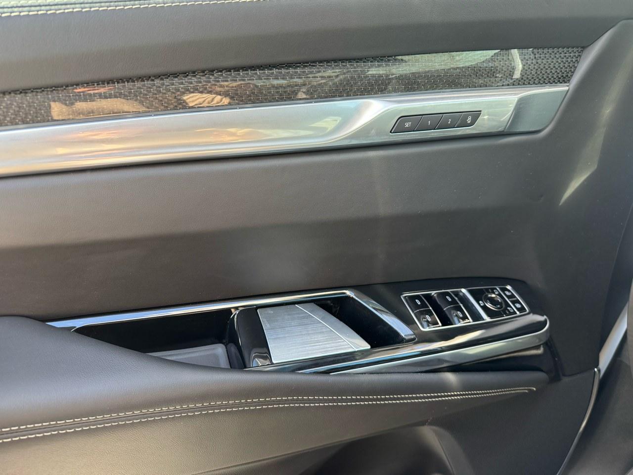 2025 Cadillac Escalade V-Series - Photo 36